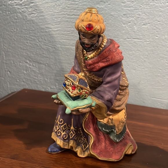 Kirkland Signature Nativity
Replacement Figurine the two Wiseman - Picture 4 of 7